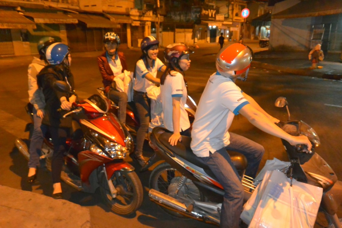 VTAX trên hành trình trao quà cho người vô gia cư