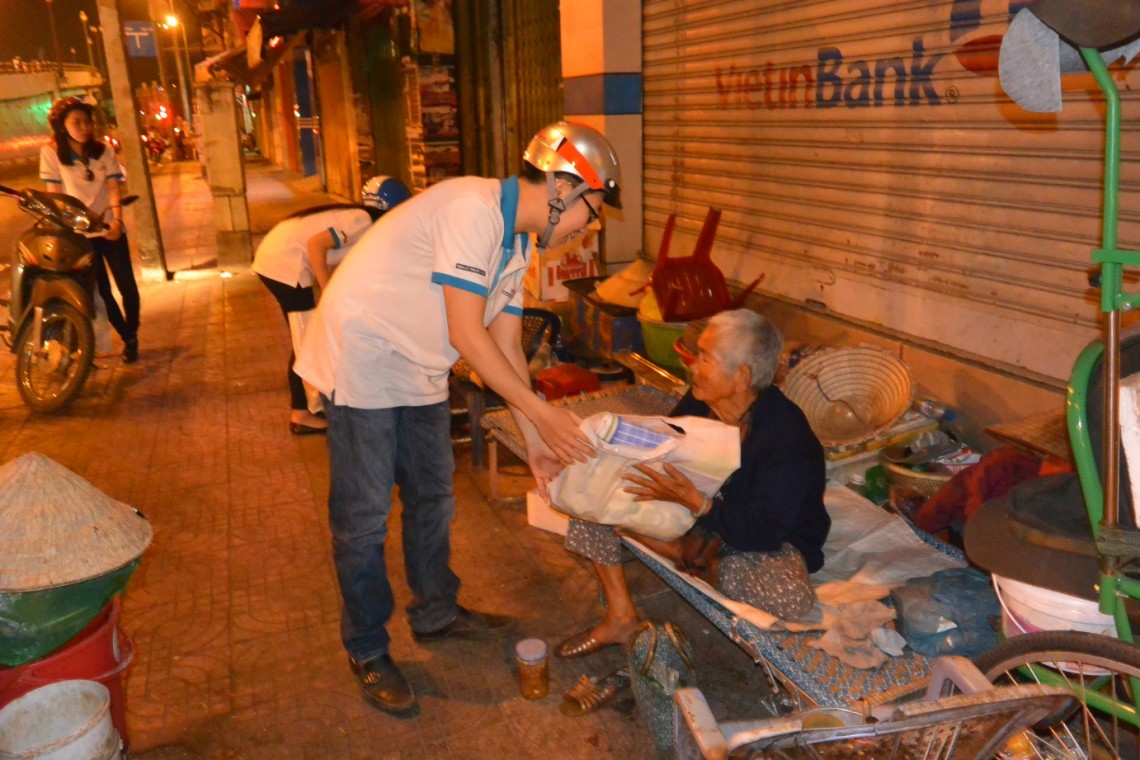 VTAX trao quà cho người vô gia cư