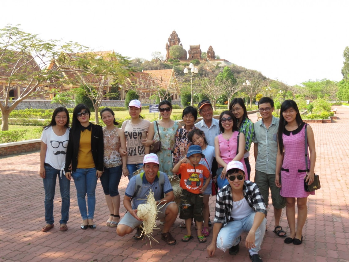 Chụp hình lưu niệm tại Ninh Chữ