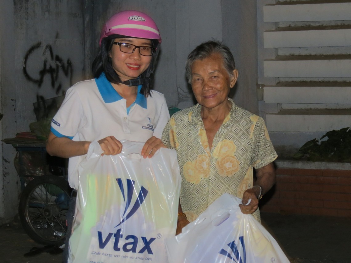 Niềm vui của những người nhận được quà từ VTAX