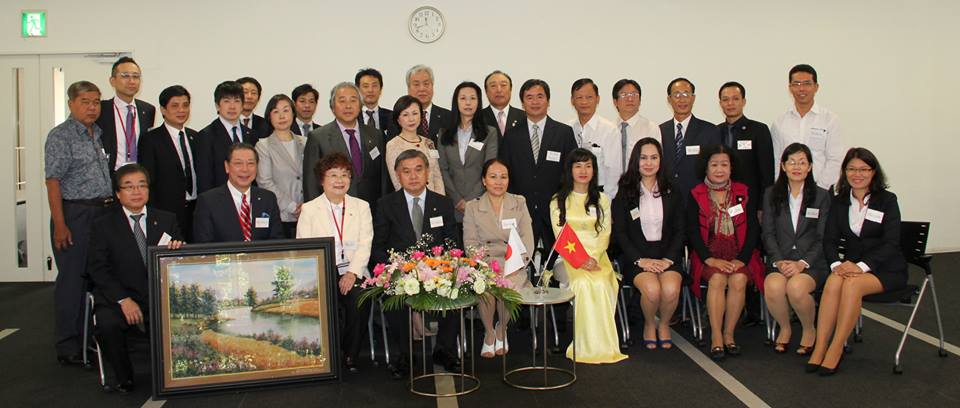 TGĐ VTAX chụp ảnh lưu niệm với các thành viên Hiệp Hội Đại Lý Thuế TOKYO