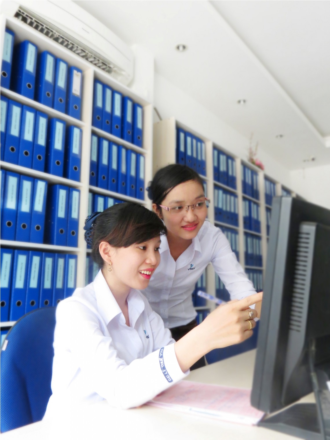Nhân viên VTAX cùng nhau trao đổi công việc