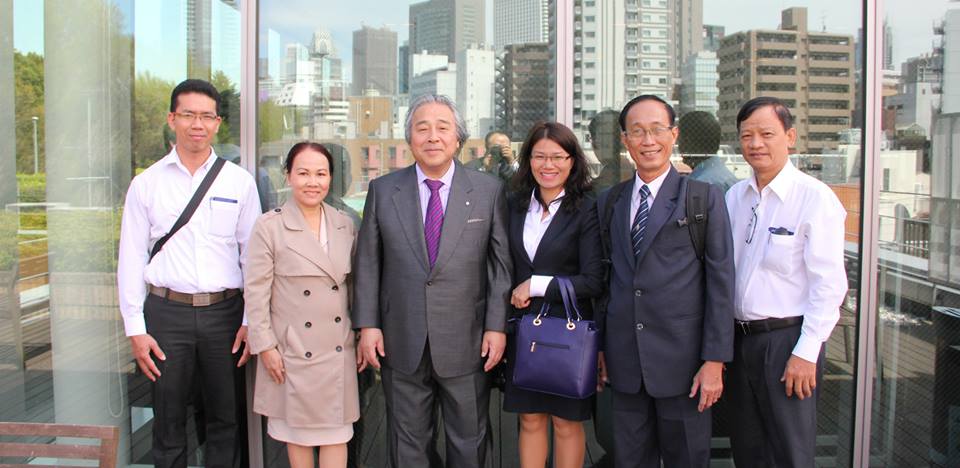 TGĐ VTAX chụp ảnh lưu niệm với các thành viên của Hiệp Hội Đại Lý Thuế TOKYO