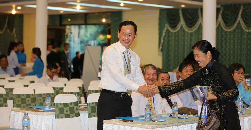 Ông Trần Ngọc Tâm - Phó Cục Trưởng Cục Thuế Tp HCM bắt tay giao lưu cùng Bà Nguyễn Thị Phương Dung - Nguyên Cục Trưởng Cục Thuế Tp HCM