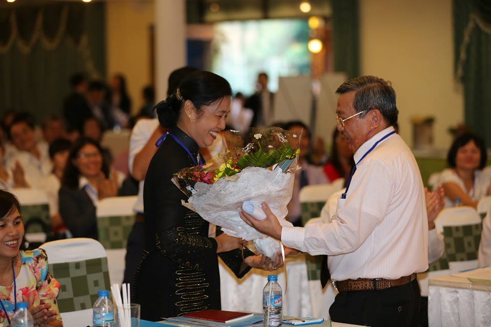 Ông Huỳnh Văn Minh - Chủ tịch Hiệp hội Doanh nghiệp Tp HCM tặng hoa cho Bà Nguyễn Thị Phương Dung - Nguyên Cục Trưởng Cục Thuế Tp HCM