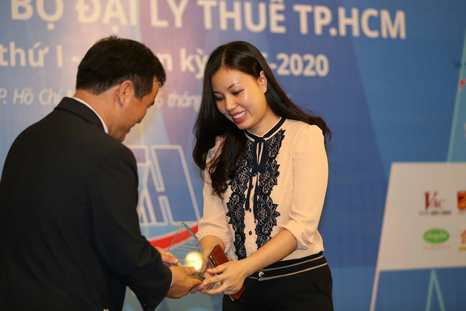 Ông Nguyễn Đức Nghĩa tặng hoa cảm ơn nhà tài trợ chính Eximbank