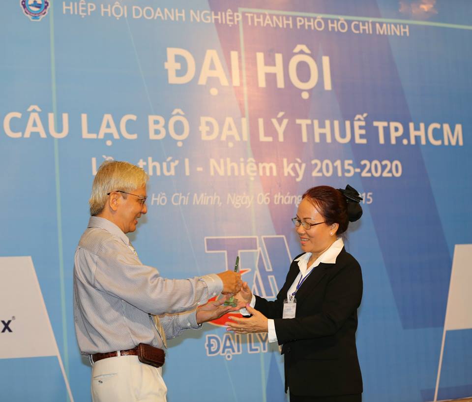 Ông Nguyễn Thái Sơn tặng kỷ niệm chương cho nhà tài trợ kim cương
