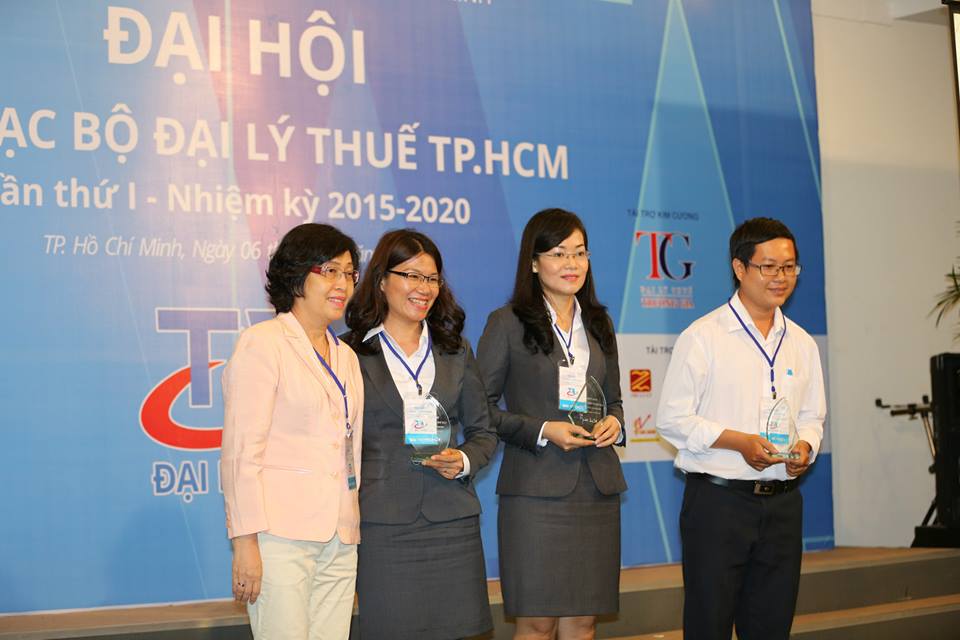 Chụp ảnh lưu niệm cùng các nhà tài trợ vàng trong Đại hội CLB Đại Lý Thuế Tp HCM lần I