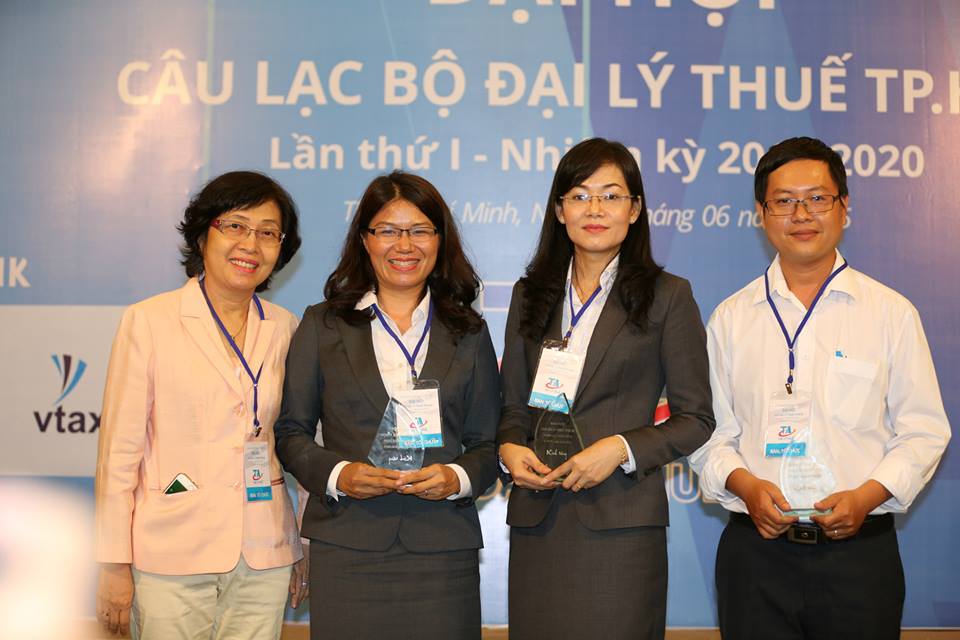 Tặng kỷ niệm chương cho các nhà tài trợ vàng trong Đại hội CLB Đại Lý Thuế Tp HCM lần I