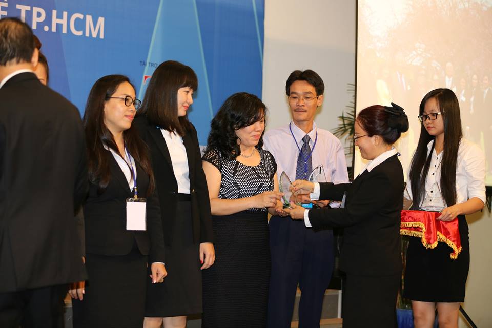 Tặng kỷ niệm chương cho các nhà tài trợ bạc trong Đại hội CLB Đại Lý Thuế Tp HCM lần I