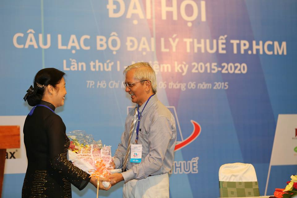 Ông Nguyễn Thái Sơn tặng hoa cảm ơn cho bà Nguyễn Thị Phương Dung - Nguyên Cục Trưởng Cục thuế Tp HCM