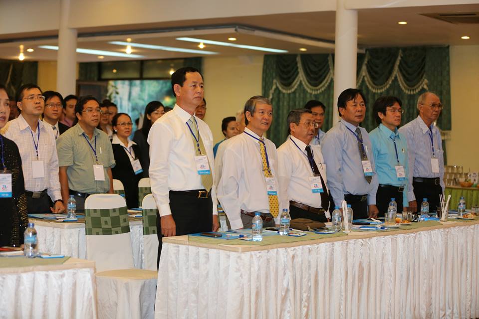 Các khách mời cùng các thành viên trong buổi lễ chào cờ trang trọng