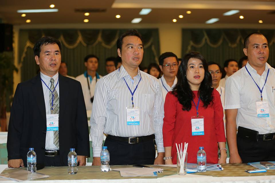 Các khách mời cùng các thành viên trong buổi lễ chào cờ trang trọng