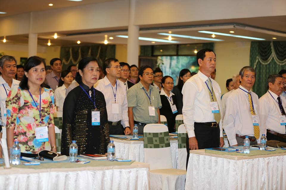 Các khách mời cùng các thành viên trong buổi lễ chào cờ trang trọng