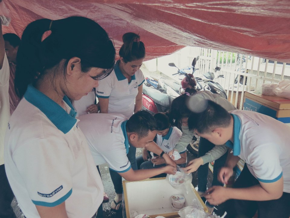 Các thành viên VTAX trao tặng cháo cho mọi người