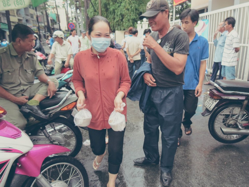 Niềm vui của mọi người khi nhận những hộp cháo yêu thương từ VTAX