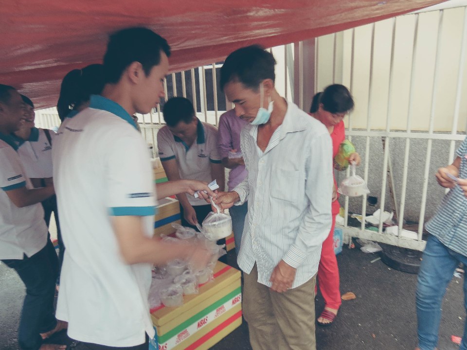 Thành viên VTAX trao tặng cháo cho mọi người