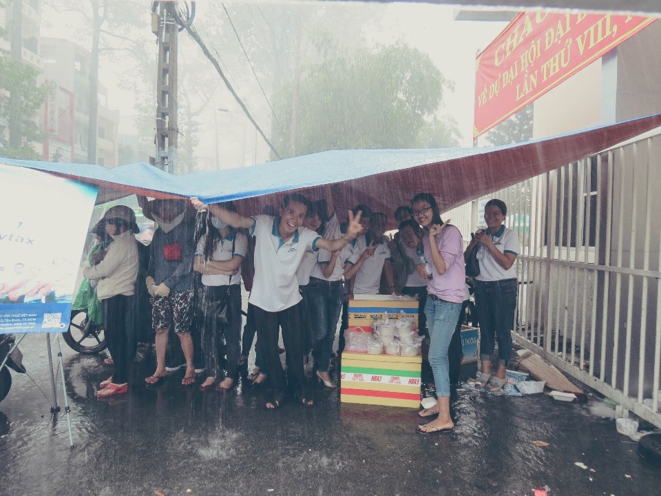 Bất kể mưa gió, đại gia đình VTAX vẫn nở nụ cười hạnh phúc khi mang đến những bát cháo nóng cho mọi người