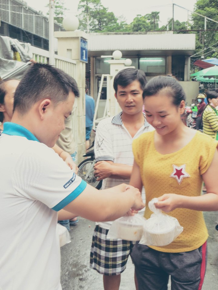 Thành viên VTAX trao tặng cháo cho mọi người