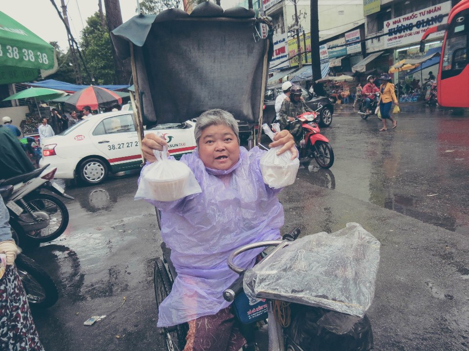 Niềm vui của những người khi nhận những hộp cháo yêu thương